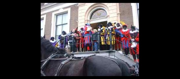 zwarte pieten op bordes stadhuis
